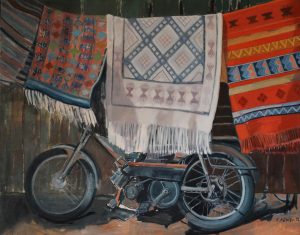 Gemälde eines Motorrads, das neben hängenden Orientteppichen geparkt ist, Szenenmalerei, amerikanischer Realismus